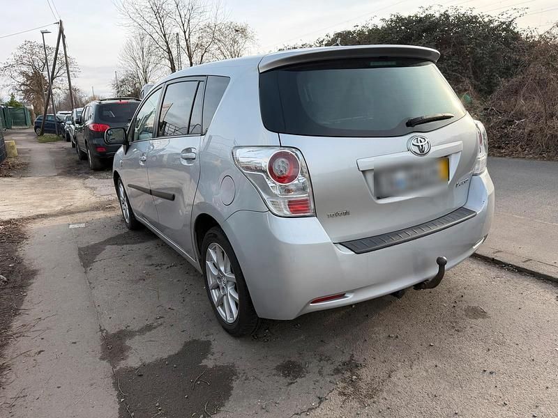 Gebraucht Toyota Verso 150 PS (110 kW) 2010 Silber Van / Kleinbus