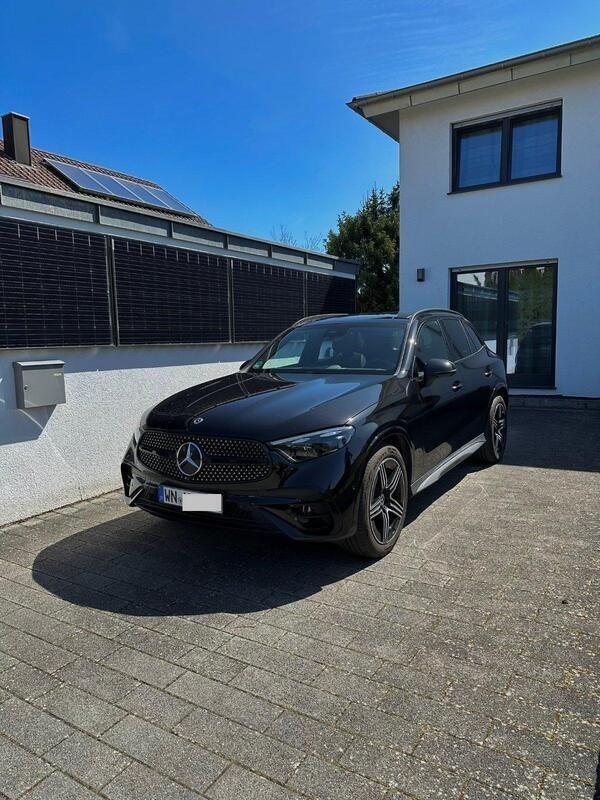 Schwarz Gebraucht 2022 Mercedes GLC220 AMG SUV | 55.555 € - Bild 1/4