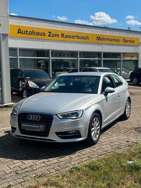 Silber Gebraucht 2014 Audi A3 Attraction Limousine | 9.599 € (Guter Preis) - Bild 1/4