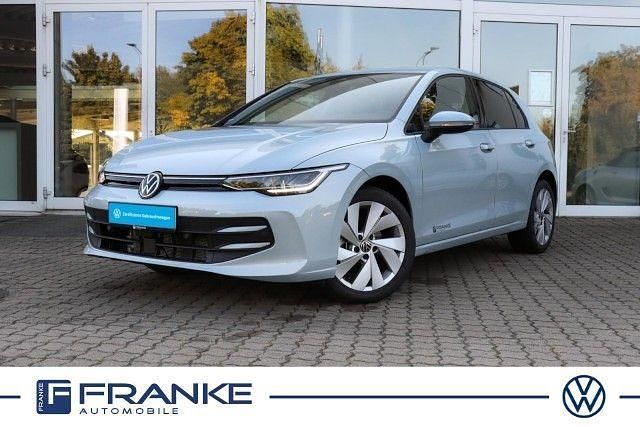 Gebraucht VW Golf VIII Life 116 PS (85 kW) 2025 Crystal ice blue (blau) Limousine