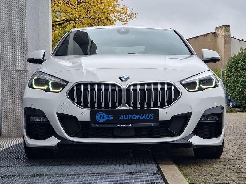 Weiß Gebraucht 2022 BMW 218 M Sport Limousine | 27.690 € (Fairer Preis) - Bild 1/4