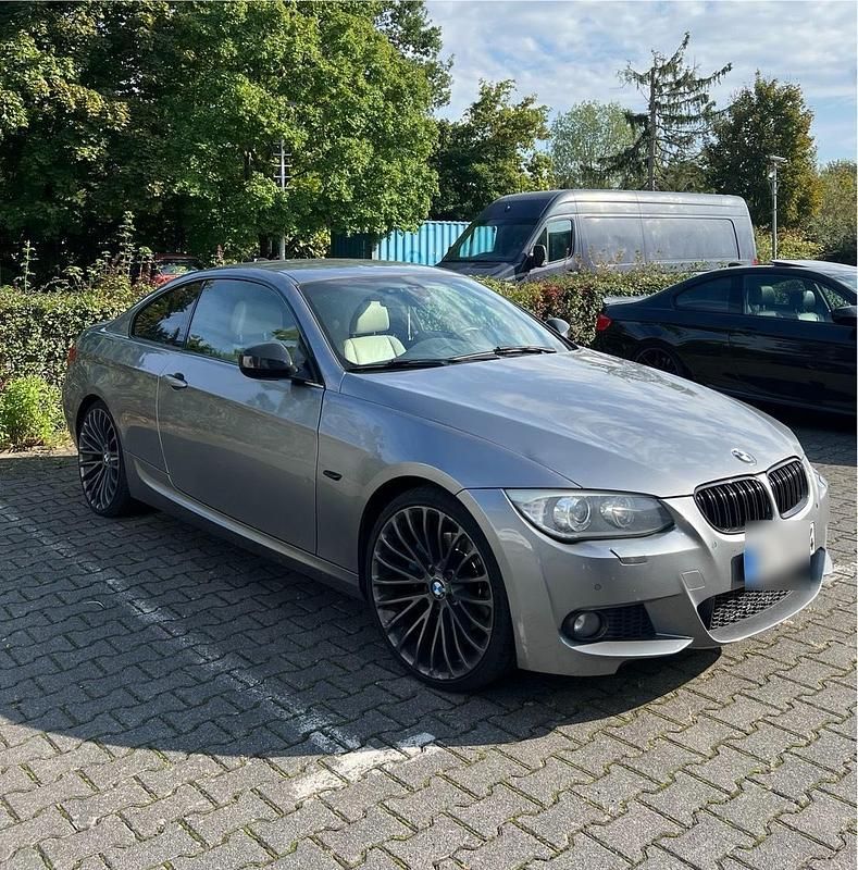 Silber Gebraucht 2011 BMW 330 M Sport Coupé | 10.500 € (Fairer Preis) - Bild 1/4