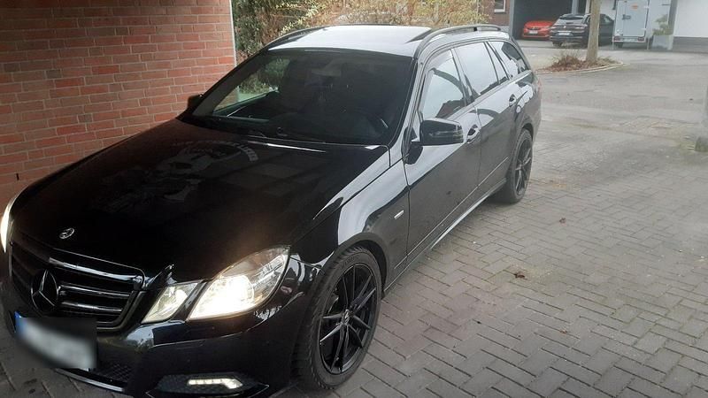 Schwarz Gebraucht 2010 Mercedes E350 Kombi | 6.000 € (Guter Preis) - Bild 1/4