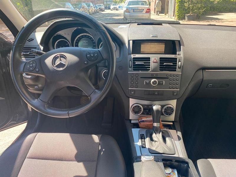 Gebraucht Mercedes C180 Elegance 156 PS (114 kW) 2010 Grau Limousine