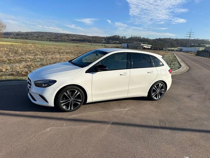 Weiß Gebraucht 2019 Mercedes B220 Van / Kleinbus | 22.999 € (Fairer Preis) - Bild 1/4