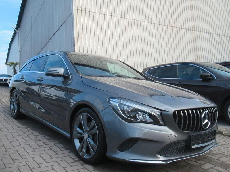 Gebraucht Mercedes CLA180 Shooting Brake Urban 122 PS (89 kW) 2017 Grau Kombi