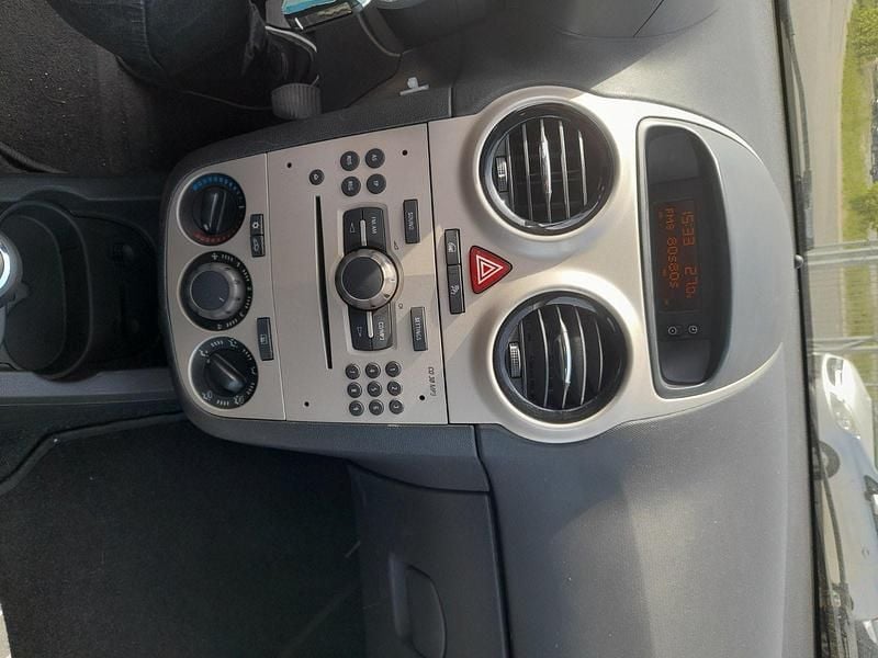 Gebraucht Opel Corsa 80 PS (58 kW) 2007 Silber Limousine