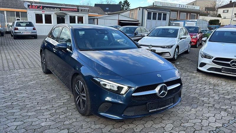 Gebraucht Mercedes A180 Advanced 116 PS (85 kW) 2021 Blau Limousine