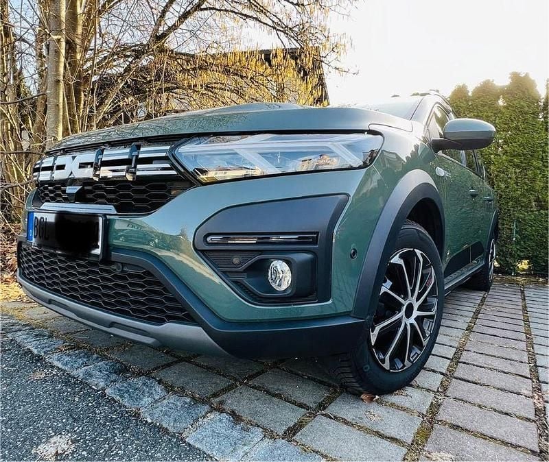 Gebraucht Dacia Jogger Expression 110 PS (80 kW) 2025 Grün Van / Kleinbus