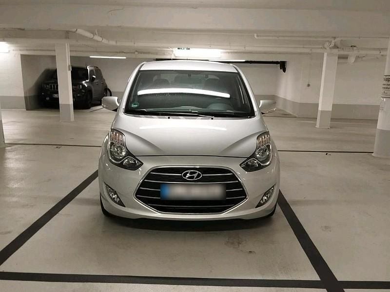 Silber Gebraucht 2016 Hyundai ix20 Kleinwagen | 10.450 € (Etwas zu teuer) - Bild 1/4
