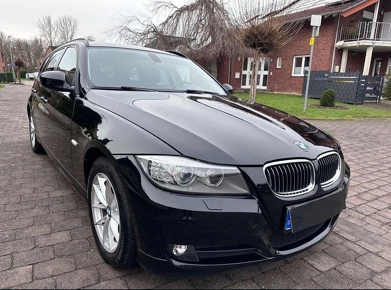 Gebraucht BMW 318 143 PS (105 kW) 2012 Schwarz Kombi