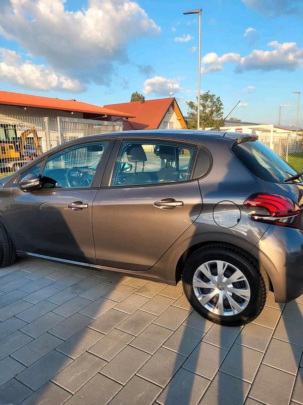 Grau Gebraucht 2019 Peugeot 208 Kleinwagen | 7.999 € (Guter Preis) - Bild 1/3