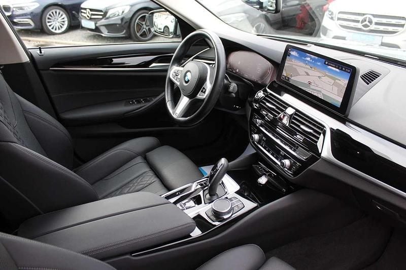 Gebraucht BMW 530 286 PS (210 kW) 2023 Skyscraper grau metallic Kombi