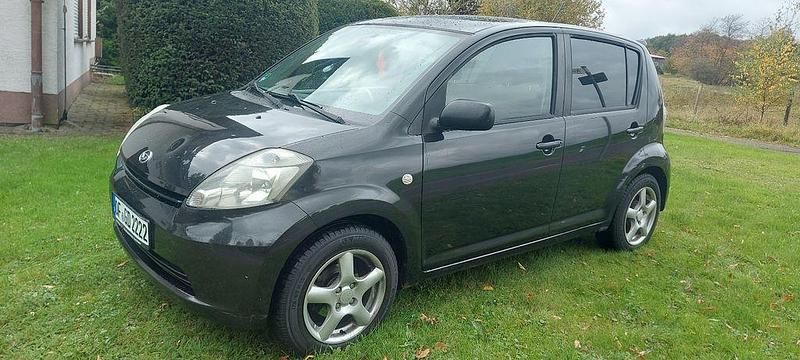 Schwarz Gebraucht 2006 Daihatsu Sirion Kleinwagen | 2.550 € (Fairer Preis) - Bild 1/4