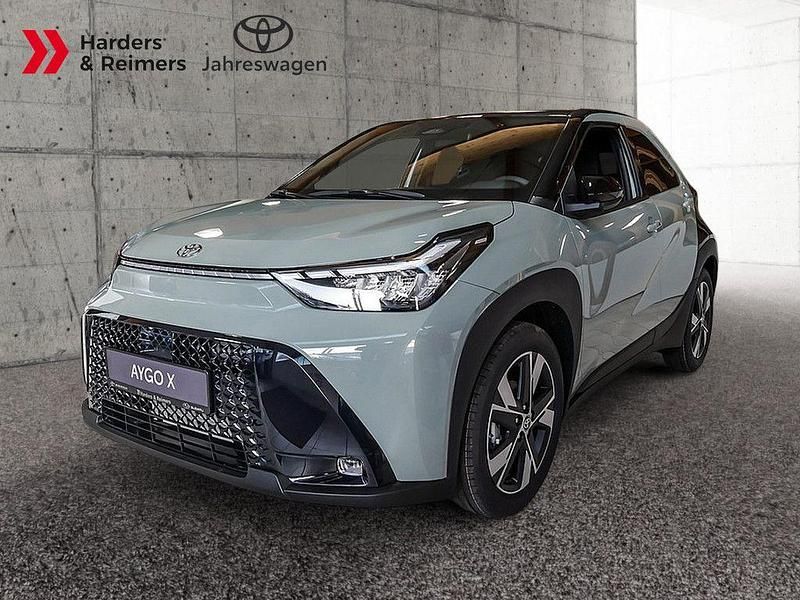 Neu Toyota Aygo X 116 PS (85 kW) 2025 Grün SUV