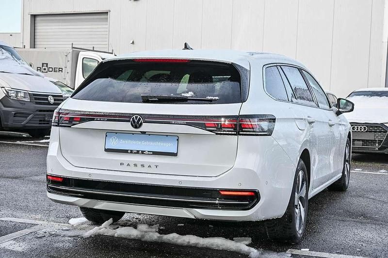 Gebraucht VW Passat Elegance 150 PS (110 kW) 2024 Oryxweiß perlmutteffekt Kombi