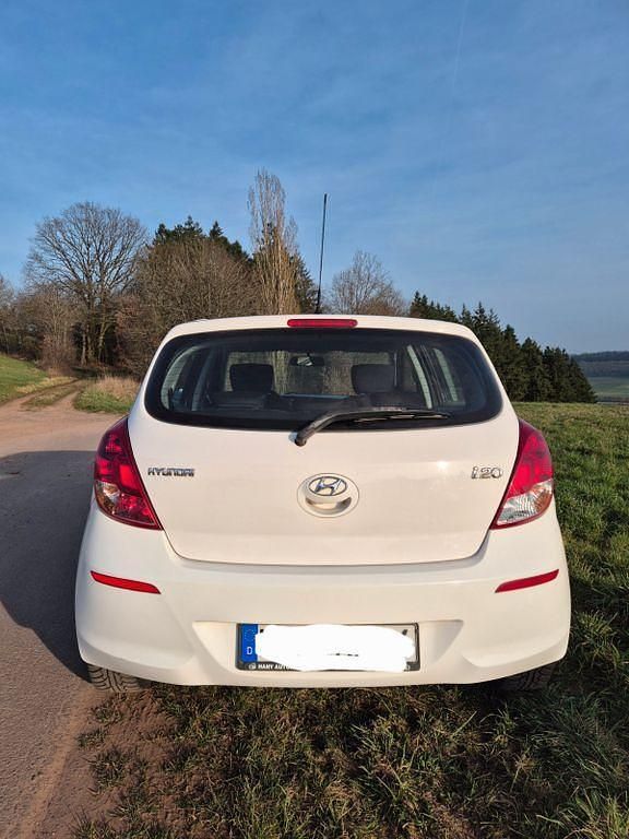 Gebraucht Hyundai i20 86 PS (63 kW) 2013 Weiß Limousine