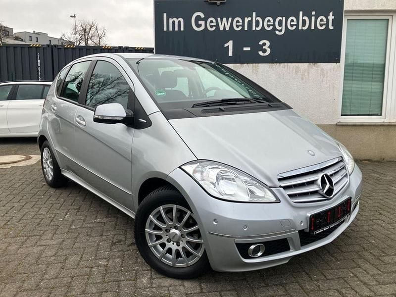 Silber Gebraucht 2012 Mercedes A180 Avantgarde Van / Kleinbus | 4.900 € (Guter Preis) - Bild 1/4