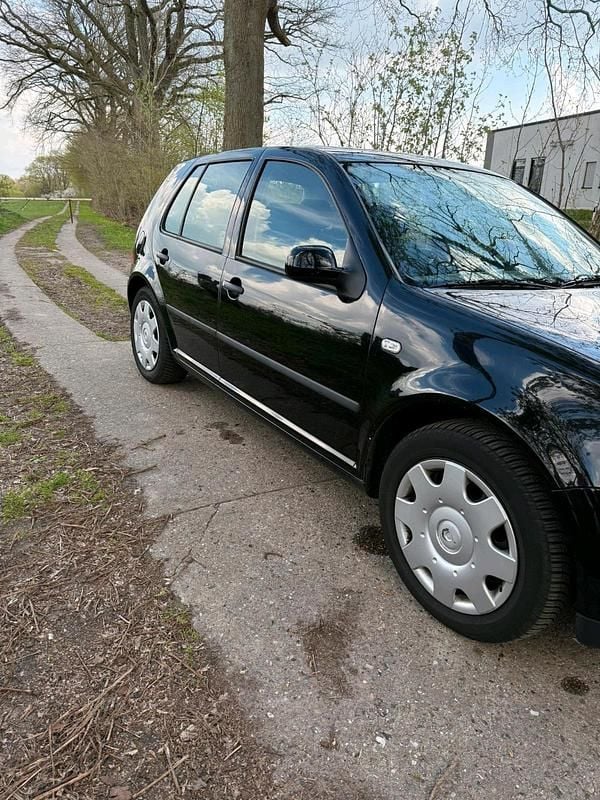 Second-hand VW Golf IV 75 CP (55 kW) 2000 Negru Berlinǎ