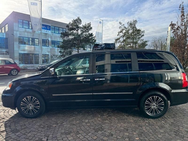 Schwarz Gebraucht 2015 Lancia Voyager S Van / Kleinbus | 16.990 € (Fairer Preis) - Bild 1/4