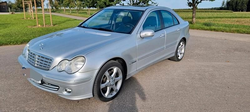 Silber Gebraucht 2006 Mercedes C230 Limousine | 3.900 € (Fairer Preis) - Bild 1/4