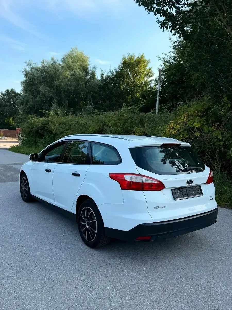 Gebraucht Ford Focus Ambiente 101 PS (74 kW) 2014 Weiß Kombi