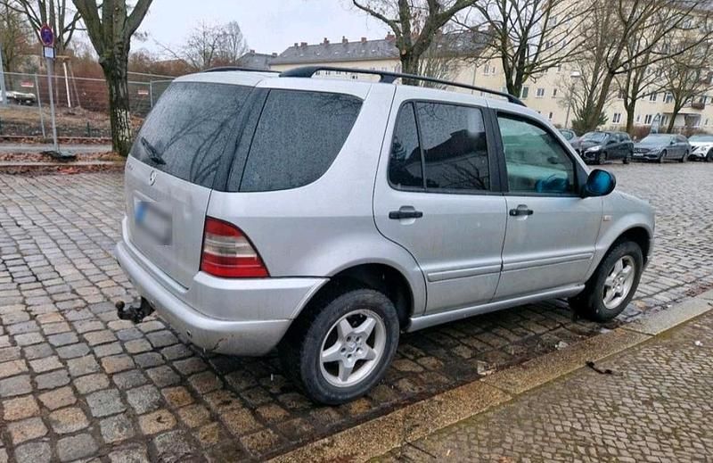 Gebraucht Mercedes ML320 218 PS (160 kW) 1998 Silber SUV