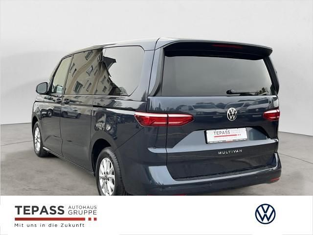 Second-hand VW Multivan Life 150 CP (110 kW) 2023 Albastru Monovolum
