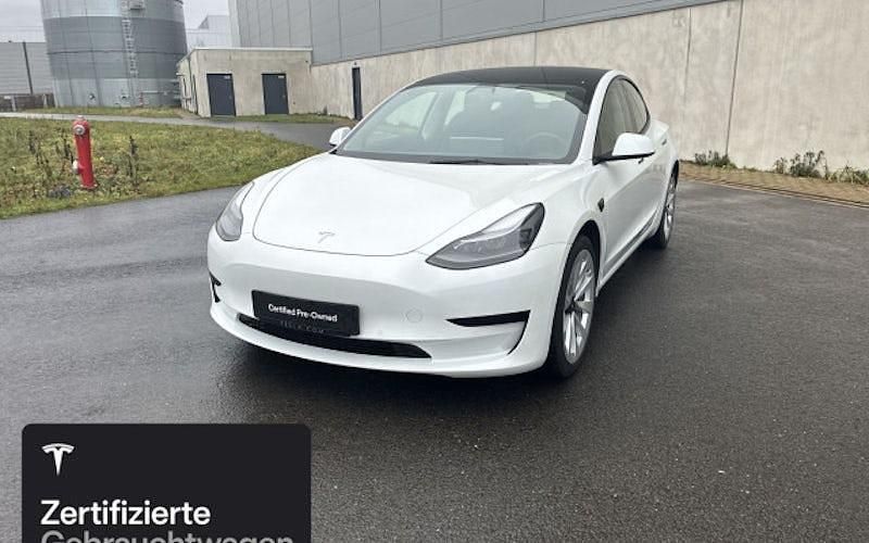 Weiß Gebraucht 2021 Tesla Model 3 Standard Range Limousine | 27.000 € (Fairer Preis) - Bild 1/4