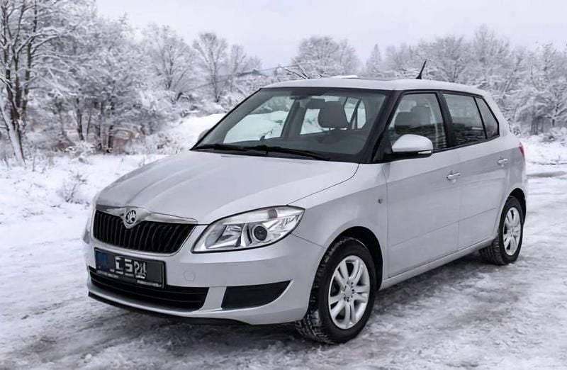 Grau Gebraucht 2014 Skoda Fabia Fresh Limousine | 4.550 € (Guter Preis) - Bild 1/4