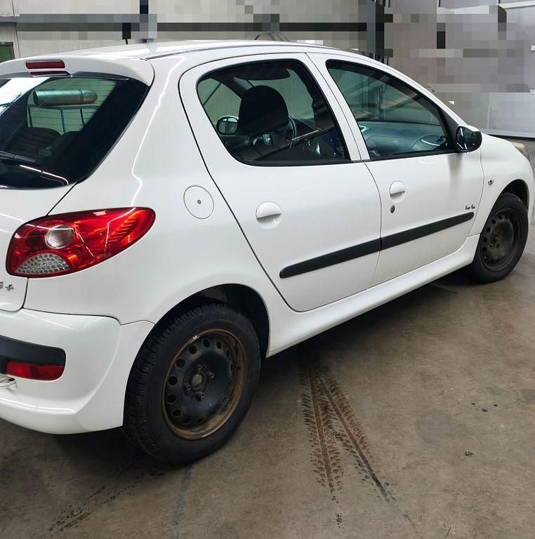 Gebraucht Peugeot 206 Urban Move 73 PS (53 kW) 2012 Weiß Limousine