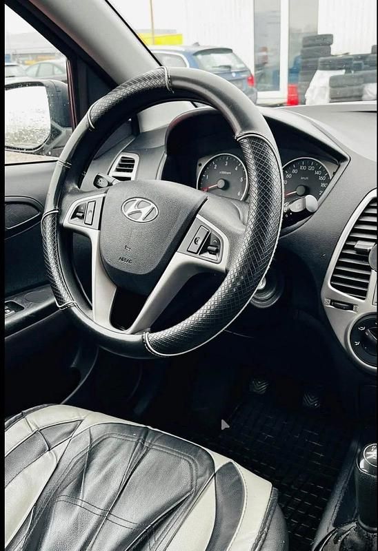 Gebraucht Hyundai i20 2012 Silber Kleinwagen