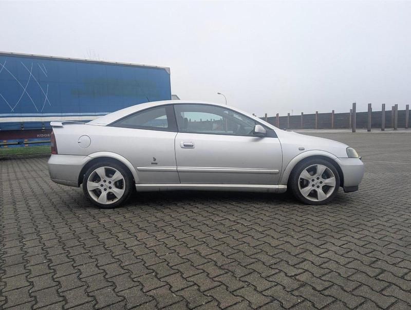 Gebraucht Opel Astra 146 PS (107 kW) 2003 Silber Coupé