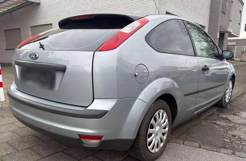 Gebraucht Ford Focus Trend 80 PS (58 kW) 2005 Cosmicsilber metallic Kleinwagen