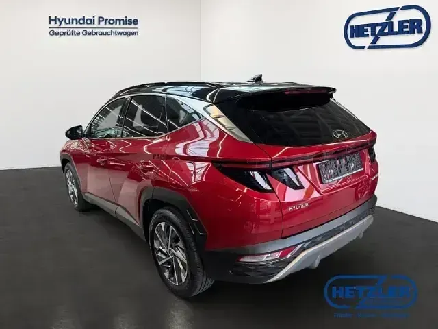 Gebraucht Hyundai Tucson Trend 150 PS (110 kW) 2021 Sunset red / phantom black / m SUV