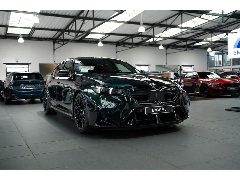 Neu BMW M5 Sport Line 728 PS (535 kW) 2025 Grün Limousine