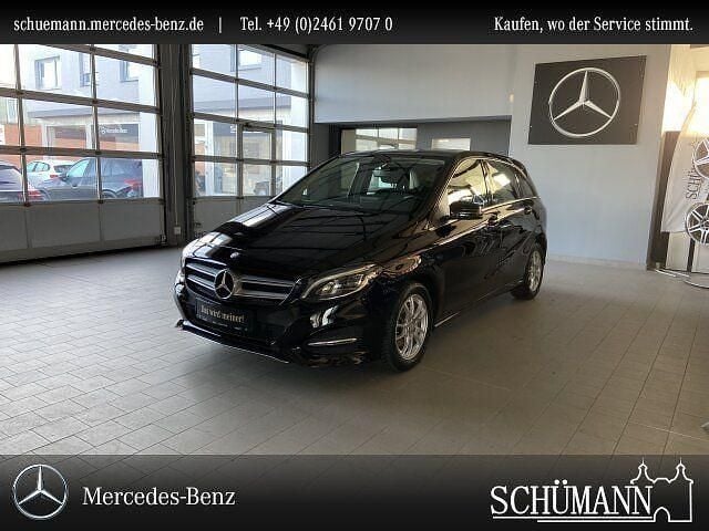 Schwarz Gebraucht 2015 Mercedes 180 Style Limousine | 12.900 € (Superpreis) - Bild 1/4