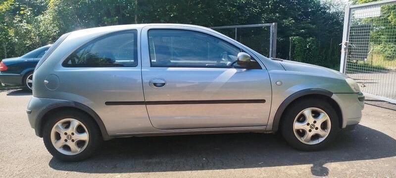 Grau Gebraucht 2004 Opel Corsa Kleinwagen | 1.600 € (Fairer Preis) - Bild 1/4