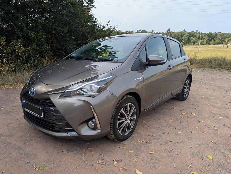 Andere farben Gebraucht 2019 Toyota Yaris Hybrid Team Kleinwagen | 14.000 € (Guter Preis) - Bild 1/4