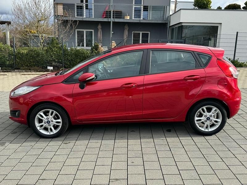 Gebraucht Ford Fiesta Celebration 101 PS (74 kW) 2016 Rot Kleinwagen
