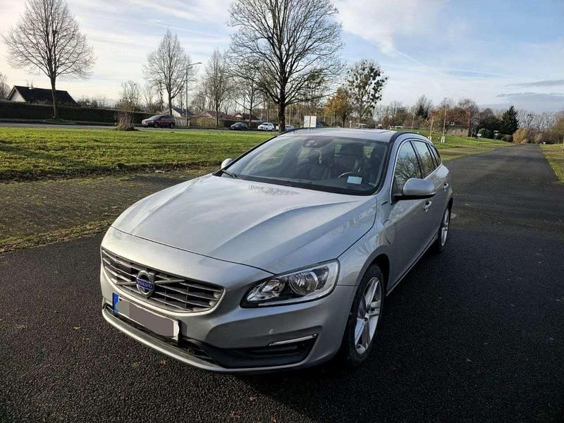 Silber Gebraucht 2015 Volvo V60 Momentum Kombi | 8.000 € (Fairer Preis) - Bild 1/4