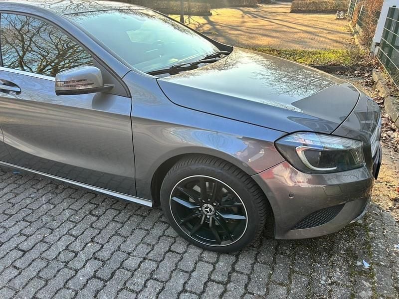 Gebraucht Mercedes A200 136 PS (100 kW) 2015 Grau Limousine