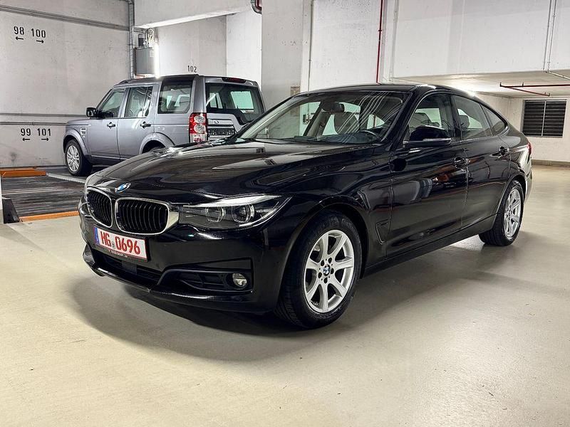 Schwarz ii/bonnet fluid black Gebraucht 2019 BMW 320 Gran Turismo Sport Line Limousine | 17.731 € (Fairer Preis) - Bild 1/4