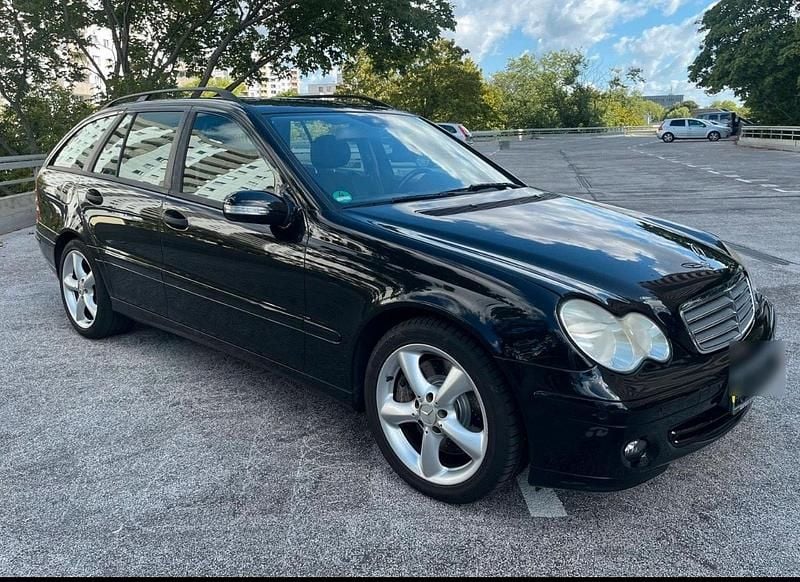 Second-hand Mercedes C180 143 CP (105 kW) 2007 Negru Break