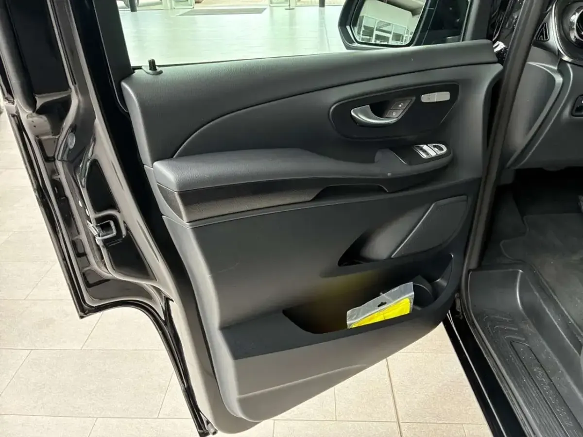 Gebraucht Mercedes V220 163 PS (119 kW) 2025 Obsidianschwarz metallic Van / Kleinbus