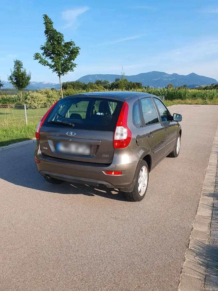 Gebraucht Lada Kalina 98 PS (72 kW) 2016 Braun Kleinwagen