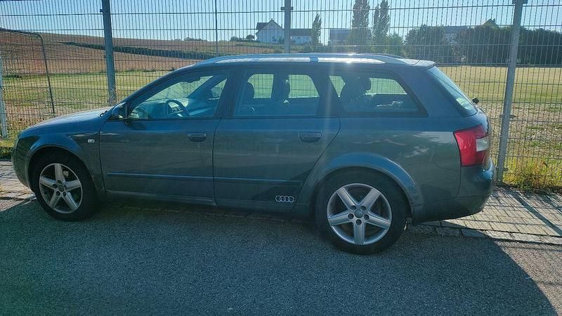 Grau Gebraucht 2004 Audi A4 Kombi | 1.200 € (Guter Preis) - Bild 1/4