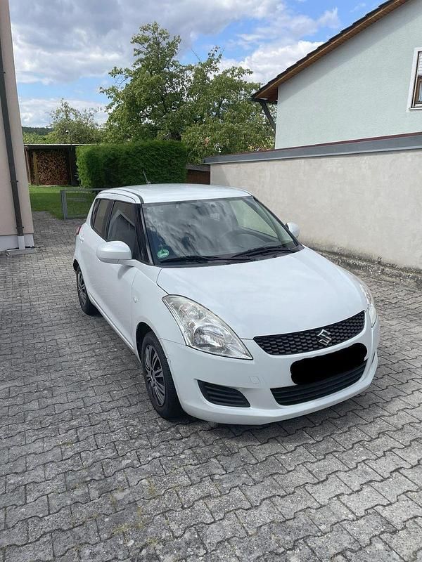 Weiß Gebraucht 2013 Suzuki Swift GLX PLUS Kleinwagen | 4.300 € (Fairer Preis) - Bild 1/4