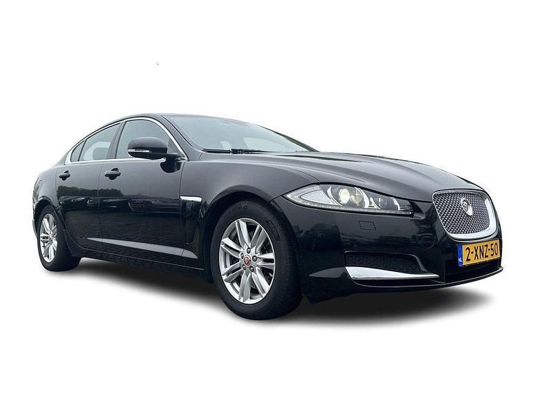 Schwarz Gebraucht 2014 Jaguar XF Luxury Limousine | 6.645 € - Bild 1/4