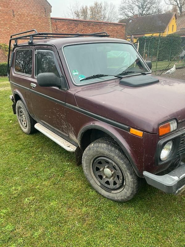 Rot Gebraucht 2011 Lada niva SUV | 4.600 € (Fairer Preis) - Bild 1/4